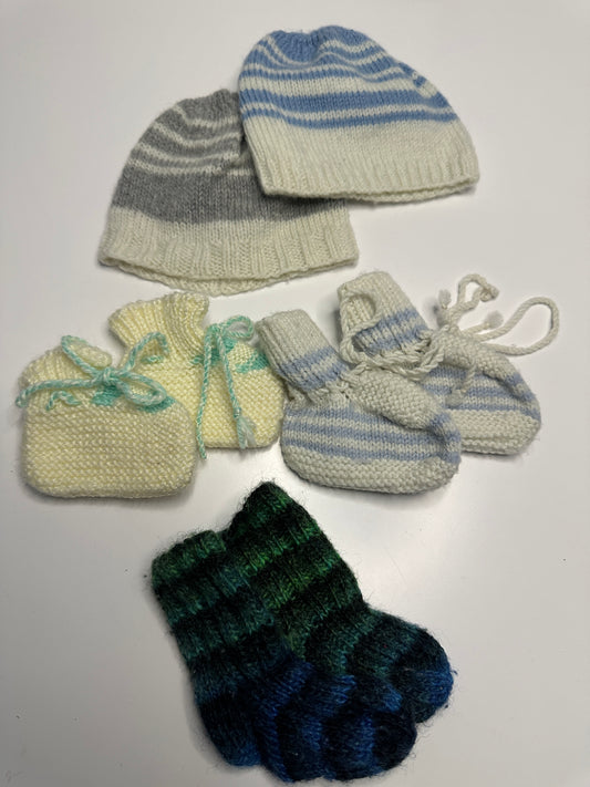 Set aus handgestrickten Baby-Mützen & Finkli