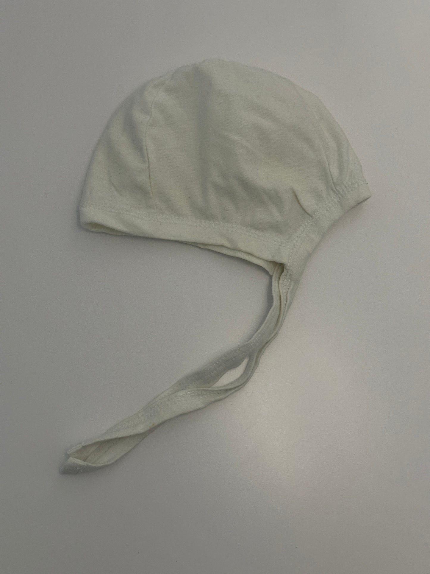 Baby-Mützchen mit Bändchen