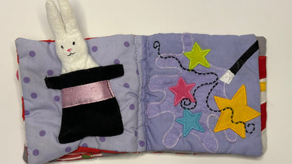 Bilderbuch aus Stoff mit Tiermotiven & Zirkusdesign