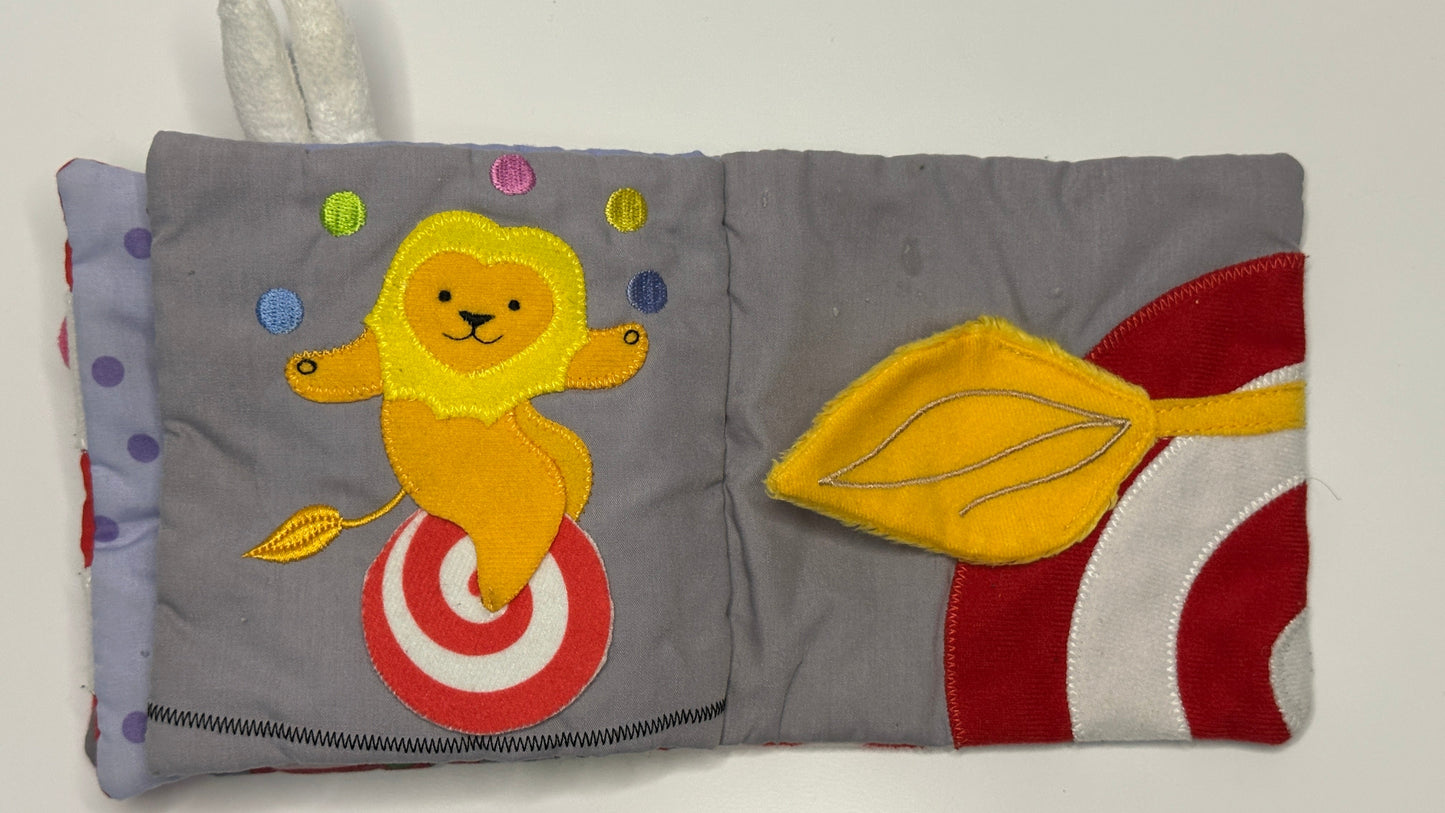 Bilderbuch aus Stoff mit Tiermotiven & Zirkusdesign