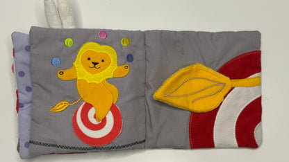 Bilderbuch aus Stoff mit Tiermotiven & Zirkusdesign