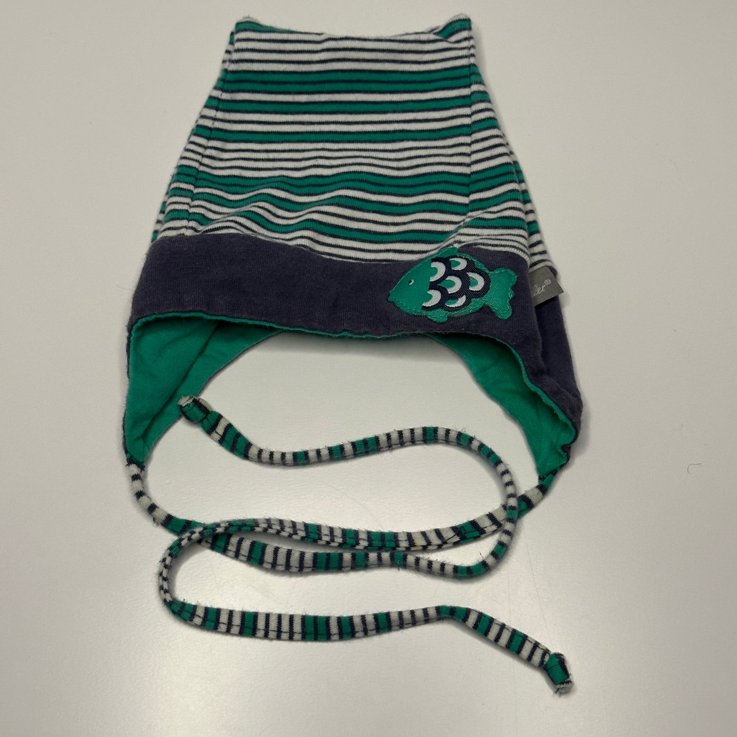 Babymütze mit Streifen & Fischmotiv von Sterntaler