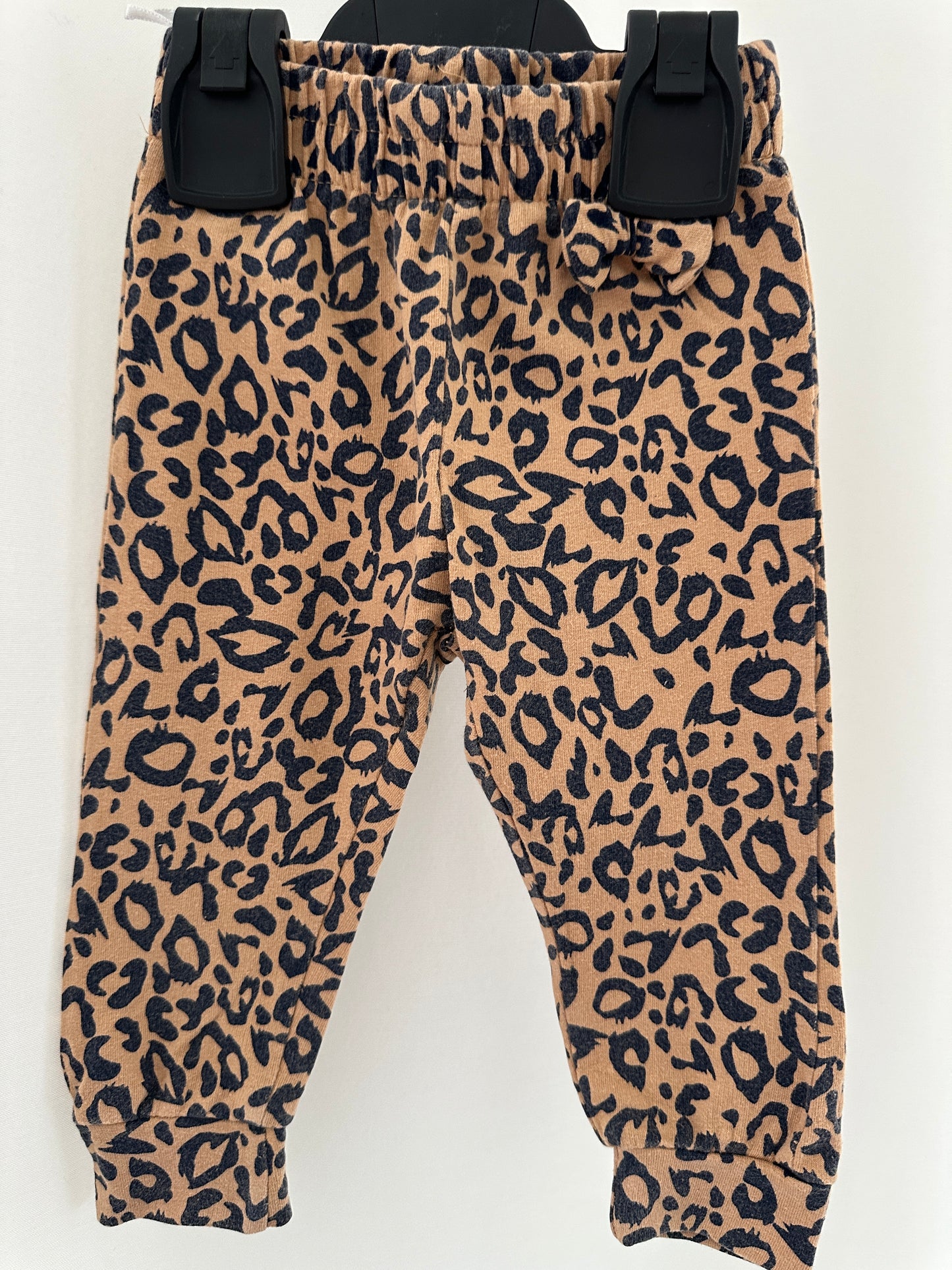Stoffhose mit Leopardenprint